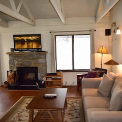 Spacious and airy upstairs condo, #188 close to the shuttle stop