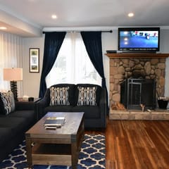 Unit #129- Newly remodeled Mountain Escape - Steps to Shuttle and walking distance to the Village!
