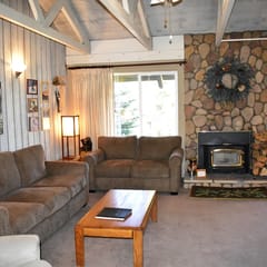 Big, warm, and comfortable mountain condo. #106 Close to town shuttle stop