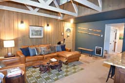 A captivating mountain themed condo #114, close to shuttle stops - Image 2