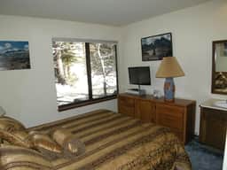 Cozy, corner condo #148 is a family-friendly escape, steps to the shuttle - Image 5