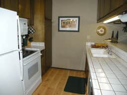 Big, warm, and comfortable mountain condo. #106 Close to town shuttle stop - Image 4