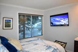 Unit #129- Newly remodeled Mountain Escape - Steps to Shuttle and walking distance to the Village! - Image 5