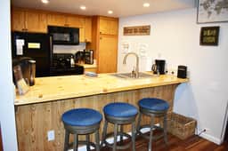 Unit #129- Newly remodeled Mountain Escape - Steps to Shuttle and walking distance to the Village! - Image 3