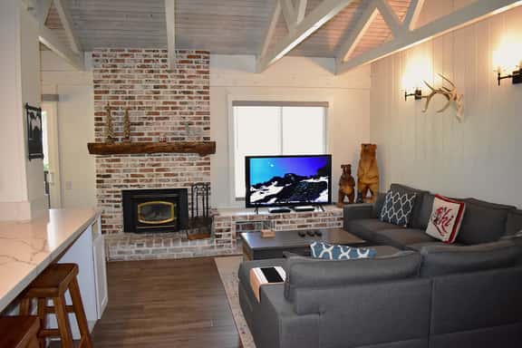 Large corner Mammoth condo, #156 is steps from free shuttle and hot spa - Image 1