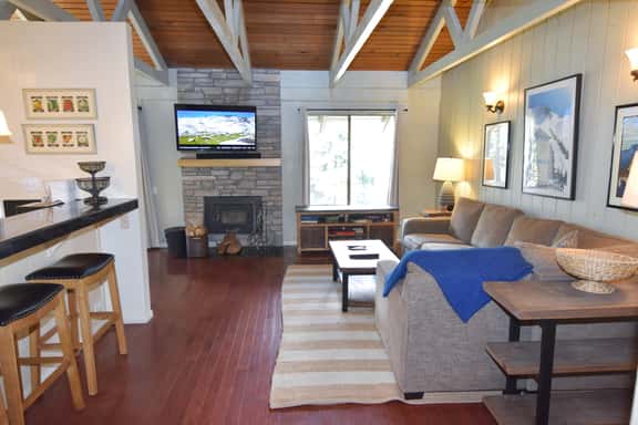 Bright corner condo overlooking the pool, #154 is steps from the shuttle - Image 1