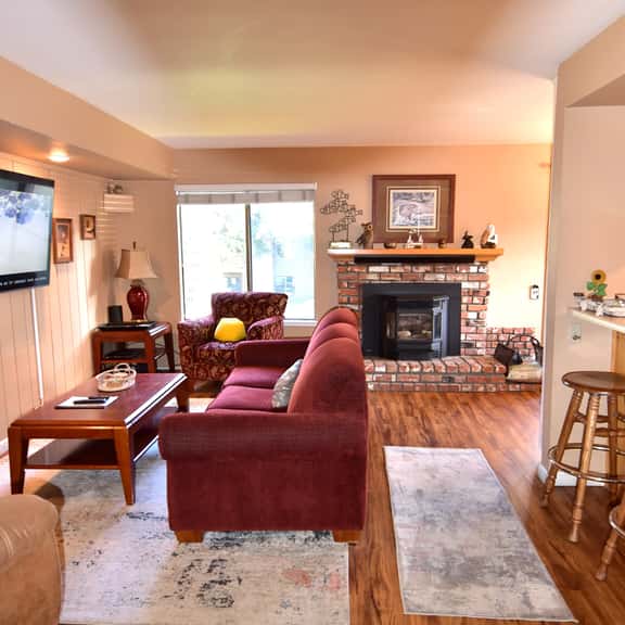 Great location, Seasons 4 Unit 151 a corner unit by Jacuzzi and shuttle close to lifts and lakes - Image 1