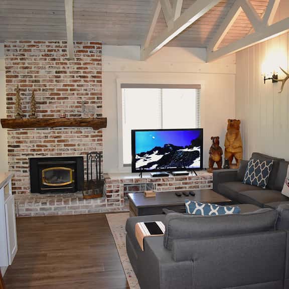 Large corner Mammoth condo, #156 is steps from free shuttle and hot spa - Image 1