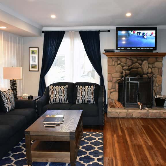 Unit #129- Newly remodeled Mountain Escape - Steps to Shuttle and walking distance to the Village! - Image 1