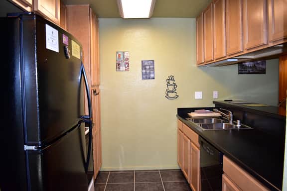 Bright and spacious corner unit close to shuttle stops #122 - Image 4