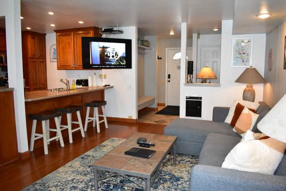 Seasons 4 #181 -Beautiful mountain condo with open concept kitchen, close to Canyon Lodge - Image 2