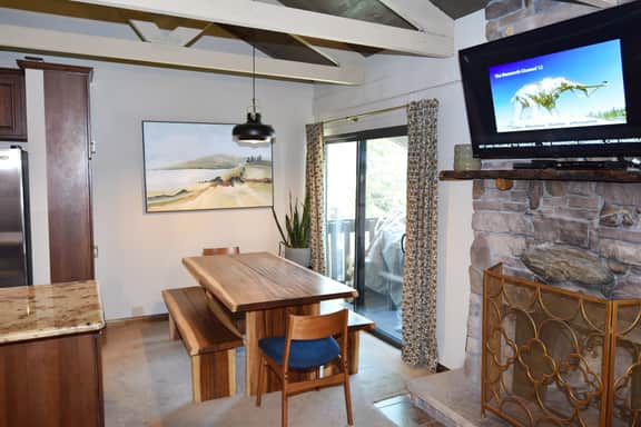A captivating mountain themed condo #114, close to shuttle stops - Image 4
