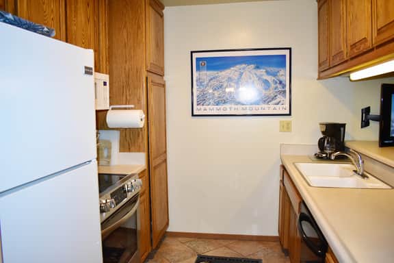 Cozy, corner condo #148 is a family-friendly escape, steps to the shuttle - Image 4