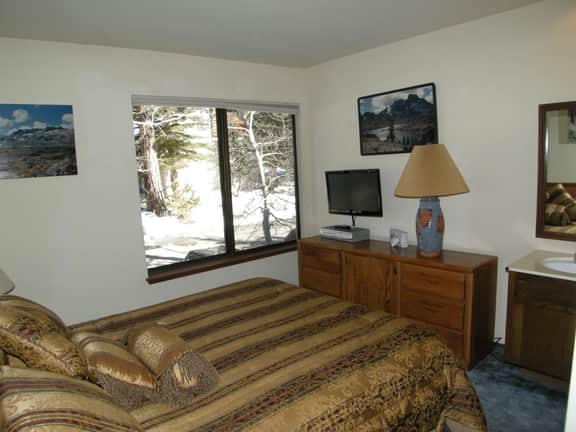 Cozy, corner condo #148 is a family-friendly escape, steps to the shuttle - Image 5