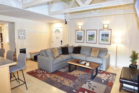 Enjoy a refreshing mountain retreat in a modern corner unit condo #116 - Image 2