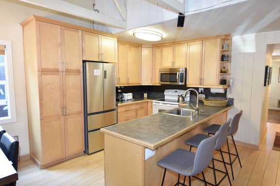 Enjoy a refreshing mountain retreat in a modern corner unit condo #116 - Image 5