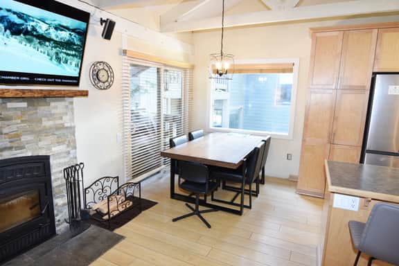 Enjoy a refreshing mountain retreat in a modern corner unit condo #116 - Image 4