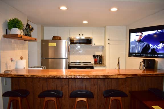 Escape to this recently remodeled unit #189, steps from the free shuttle - Image 3