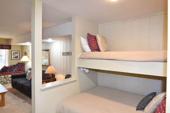 #179 A cozy and modern one bedroom, one bath unit. Steps from the free shuttle - Image 5