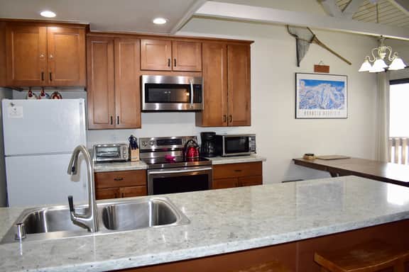 Spacious and airy upstairs condo, #188 close to the shuttle stop - Image 4