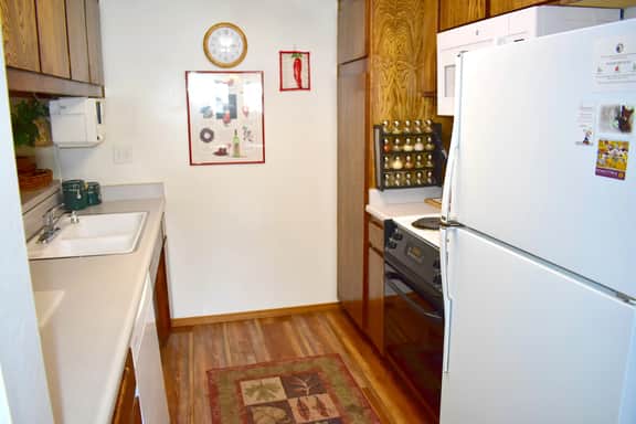 Feel at home with inviting corner condo, close to shuttle stops and The Village - Image 4