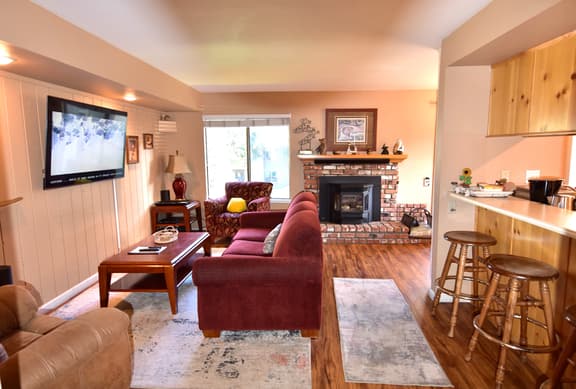 Great location, Seasons 4 Unit 151 a corner unit by Jacuzzi and shuttle close to lifts and lakes - Image 1