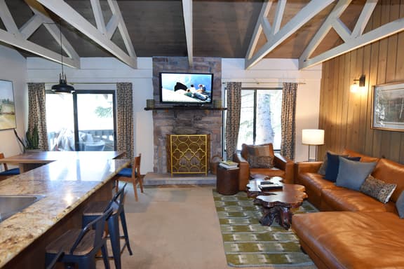 A captivating mountain themed condo #114, close to shuttle stops - Image 1
