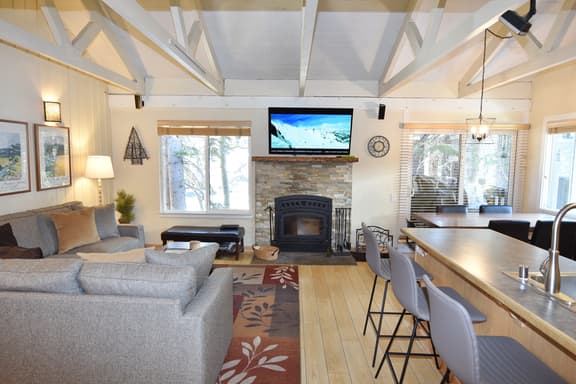 Enjoy a refreshing mountain retreat in a modern corner unit condo #116 - Image 1