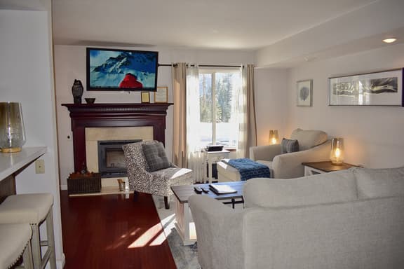 Roomy corner condo, #155 is just just steps to the Shuttle - Image 1