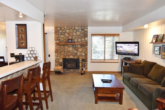 Perfect condo #103 for a family-friendly retreat, close to shuttle and short walk to the Village - Image 1
