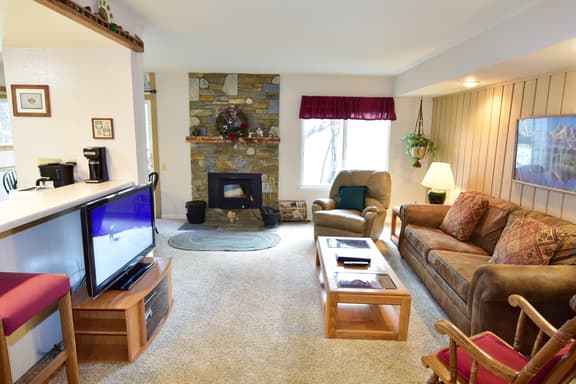 #199 An open and warming corner unit, steps from the free shuttle - Image 1