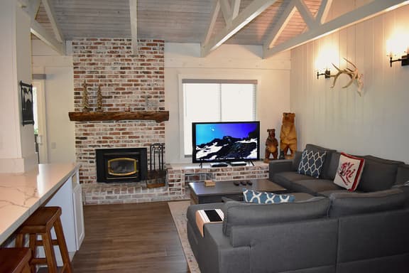 Large corner Mammoth condo, #156 is steps from free shuttle and hot spa - Image 1