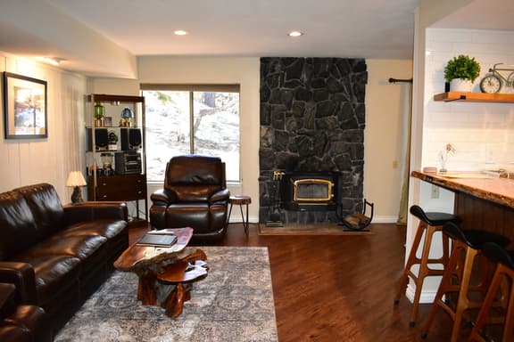 Escape to this recently remodeled unit #189, steps from the free shuttle - Image 1