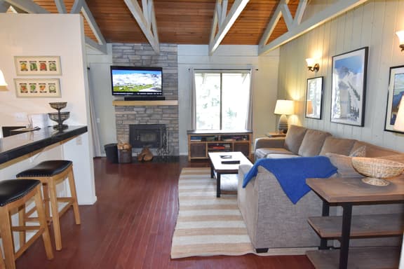 Bright corner condo overlooking the pool, #154 is steps from the shuttle - Image 1
